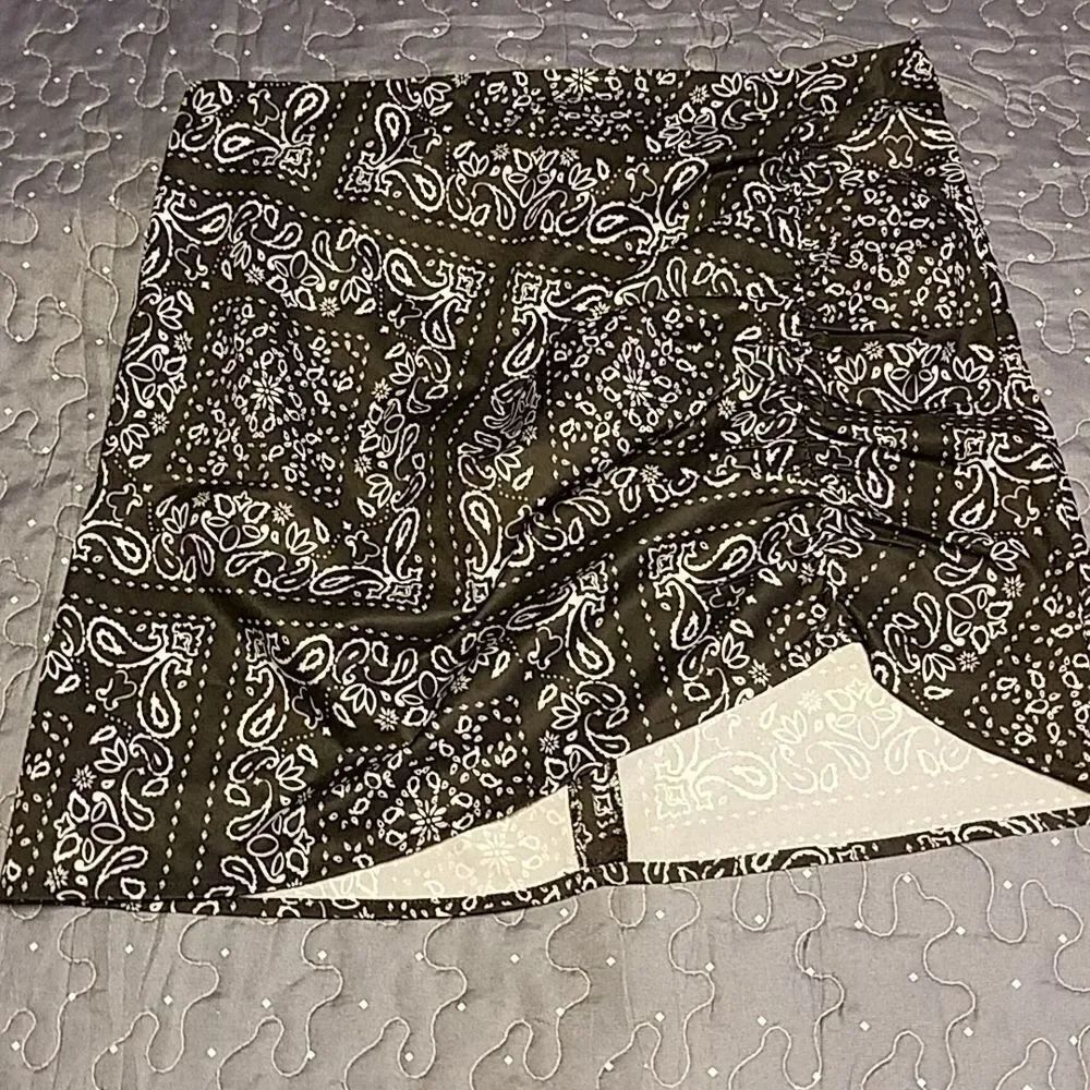 Renamed black and white mini skirt size m NWT